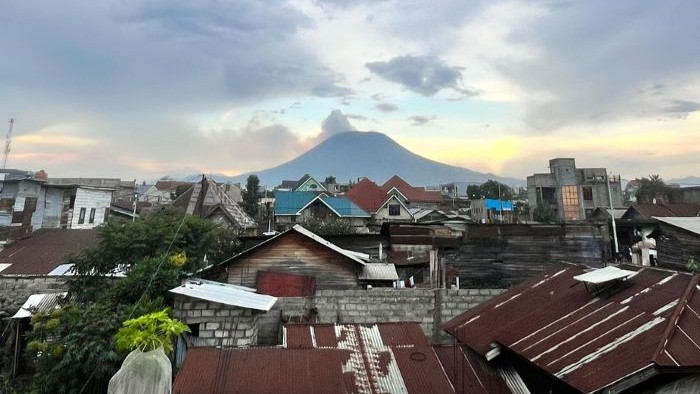 a picture of a Goma neighborhood showing the Nyiragongo volcano in the background